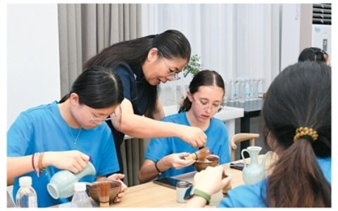 华裔青少年学点茶（侨乡新貌）